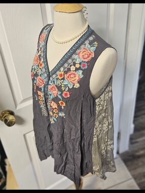 Embroidered Sleeveless V-Neck Women’s Top in Charcoal with Floral Detail
